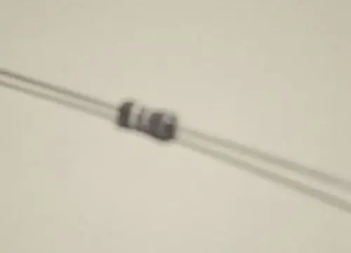 Widerstand auf einem Kabel platziert, mit der Marke Remeha, unscharf abgebildet. Der Widerstand scheint in der Mitte des Bildes zu liegen.